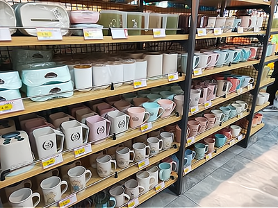 “生活日用品、學(xué)習(xí)用品、小電子產(chǎn)品,地鐵口小商品店應(yīng)有盡有!”